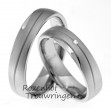 <p>Witgouden, 5 mm brede ,witgouden trouwringen met groef rondom de ring. Een smalle hoogglans halvemaansfiguur is aan de buitenkant van de ring geplaatst. De figuurlijke zon in de damestrouwring is een briljant geslepen diamant van 0,02 ct.</p> 7743-7744