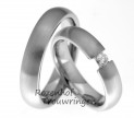<p>Klassieke, 5 mm brede, mat witgouden trouwringen. In de dames trouwring is een schitterende briljant geslepen diamant van 0,12 ct gezet, welke door de zetting lijkt te zweven tussen beide uiteinden van de ring.</p> 7745-7746