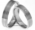 <p>Matte ,5 mm brede, witgouden trouwringen met fijne glanzende belijning. De dames trouwring is bezet met een briljant geslepen diamant van 0,02 ct.</p> 7747-7748