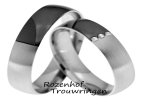 Witgouden trouwringen met ruthenium. De kleur van uw hart is niet zwart/wit, maar uw liefde voor elkaar is met deze ringen zeker uit te drukken in zwart/wit. De donkere rutheniumkleur contrasteert mooi bij het lichte gedeelte van de witgouden trouwring. De ringen zijn 5 mm breed. In de dames trouwring zijn in de breedte, 3 briljant geslepen diamanten geplaatst.