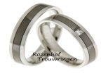 Black beauty! Prachtig van kleur zijn deze witgouden trouwringen met de mysterieuze donkere ruthenium kleur. De ringen zijn 5 mm breed en hebben een matte finish. De dames trouwring is verrijkt met een prachtige princess geslepen diamant van 0,06 ct.