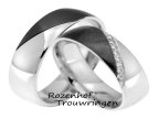 <p>Magische trouwringen van witgoud. De ring wordt verdeeld in een magisch zwart vlak van ruthenium en hoogglanzend witgoud. In de dames trouwring fonkelen 8 briljant geslepen diamanten van in totaal 0,08 ct.</p> 7759-7760-5
