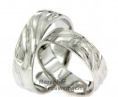 <p>Prachtige, glanzende witgouden trouwringen met een ambachtelijke stijl.De fonkelende diamant staat centraal in de ring en is briljant geslepen.</p> 7803-7804