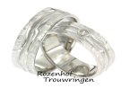 <p>Deze prachtige trouwringen zijn uitgevoerd in witgoud met een breedte van 6,7 mm. De ringen zijn gemaakt in een ambachtelijke stijl. In de damesring is een briljant geslepen diamant gezet van 0,045 ct. Deze ringen zijn ook leverbaar in palladium of platina.</p> 7805-7806-7