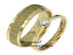 Deze trouwringen combinatie is zeer gewild, en dat gaan wij jullie nu uitleggen. De ring voor haar is super egaal en heet ook wel een solitaire ring: Een gepolijste ring met één grote diamant. en de ring voor hem is stoer en een tikkeltje robuust door het gehamerde effect die tussen de twee gepolijste delen door loopt. Voor beiden dus de ideale ringen met de juiste uitsraling en vervaardigd in prachtig geelgoud.