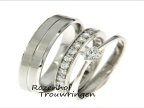 Deze prachtige trouwringenset bestaat uit wel 3 ringen! De trouwringen zijn uitgevoerd in witgoud met schitterende diamanten. De ring voor haar bestaat uit een solitaire ring en een een ranke ring vol met diamanten die aan de solitaire ring is vastgemaakt. Super bijzonder en luxe setje voor een liefdevol koppel!