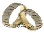 <p>Deze grillige, matte trouwringen van witgoud en geelgoud zijn met ware vakmanschap gemaakt. De grillige trouwringen zijn 6 mm breed. De dames trouwring is bezet met 3 briljant geslepen diamanten.</p> 8105-8106-7