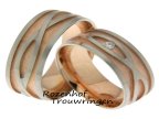 <p>Originele trouwringen in twee kleuren. Exclusief door het kleurgebruik en de uitgesneden vormen, zijn deze twee trouwringen van mat witgoud en roodgoud. De originele ringen zijn 7mm breed. De dames trouwring is bezet met 1 briljant geslepen diamant van 0,04 ct.</p> 8121-8123-7