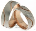 <p>Gelaagde trouwringen van roodgoud en witgoud met matte finish. De trouwringen zijn 7 mm. breed. De dames trouwring is bezet met 3 fonkelende briljant geslepen diamanten van samen 0,08 ct.</p> 8123-8124