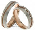 <p>Gefreesde trouwringen, gemaakt van roodgoud en witgoud met matte finish. De ringen hebben een breedte van 5 mm. De dames trouwring is bezet met 3 glinsterende, briljant geslepen diamanten van 0,03 ct.</p> 8137-8138