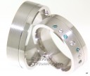 <p><span>Witgouden 7 mm brede trouwringen. Een glanzende groef scheidt het matte gedeelte van het glanzende gedeelte. De dames trouwring is bezet met 7 briljant geslepen diamanten, waarvan drie gekleurde diamanten zijn. Zes briljanten van 0,01 ct en </span>één <span>diamant is 0,03 ct. </span></p> 8505-8506