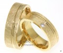 <p>Schitterende geelgouden trouwringen van 6,5 mm breed, afgewerkt in ijsmattering. Voor het contrast loopt er een glanzende gouden lijn over de ring. De dames trouwring is bezet met een schitterende briljant geslepen diamant van 0,04 ct.</p> 8507-8508