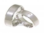 <p>Prachtige, 6,5 mm brede, witgouden trouwringen met overwegend matte finish. De twee smalle glanzende buitenbanen maken van de ring een mooi geheel. In de dames trouwring is een prachtige briljant geslepen diamant van 0,05 ct geplaatst.</p> 8509-8510