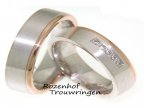 Prachtige brede bicolor trouwring van glanzend roodgoud en mat witgoud. In de dames trouwring zijn vijf briljant geslepen diamanten gezet.
