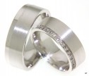 <p>Brede witgouden trouwringen.De ringen zijn 7,5 mm breed. Een brede matte baan en een smalle glanzende baan vormen samen de ring. Bij de dames trouwring is in het smalle glanzende gedeelte een waterval van 30 briljant geslepen diamanten van in totaal 0,3 ct gezet. Werkelijk een schittering voor het oog!</p> 8513-8514