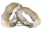 <p>Extravagante, tweekleurige trouwringen met ijsmattering. De ringen zijn 7 mm breed. Voor een avonturlijk paar, een tweekleurige ring met grillige paden. De mooie ijsmattering maakt deze ringen nog extravaganter. Het ene pad is vervaardigd uit geelgoud, het andere pad uit witgoud, de strakke groef zorgt voor houvast in de ring. In de dames trouwring worden de paden schitterend belicht met 5 briljant geslepen diamanten van in totaal 0,05 ct.</p> 8519-8520-7