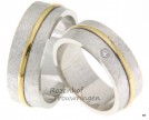 <p>Moderne, witgouden trouwringen met een chique glanzend gouden, bolle binnenring. De ringen zijn 7,5 mm breed. Fraai in dit geheel is de briljant geslepen diamant van 0,05 ct in de dames trouwring.</p> 8525-8526
