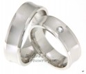 <p>Solide witgouden trouwringen met twee glanzende smalle buitenbanen. De ring is 6,5 mm breed. In de dames trouwring prijkt een fonkelende briljant geslepen diamant van 0,04 ct.</p> 8571-8572