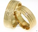 <p>Stoere, geelgouden trouwringen van 7 mm breed, afgewerkt in ijsmattering. De dames trouwring is bezet met 1 briljant geslepen diamant van 0,02 ct.</p> 8575-8576