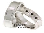 <p>Mysterieuze witgouden trouwringen van 6 mm breed met fijne groeven rondom. De dames trouwring is bijzonder mooi bezet met 6 briljant geslepen diamanten van in totaal 0,14 ct, waarvan er 3 een mysterieuze zwarte kleur hebben. De ringen zijn 6 mm breed.</p> 8585-8586-7