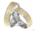 <p>Fuerza design. Icy, 6 mm brede, bicolor trouwringen. De prachtige ijsmattering van het geelgoud steekt mooi af bij de glanzende witgouden buitenranden. In de dames trouwring is een briljant geslepen diamant gezet van 0,04 ct. Een sportieve trouwring!</p> 8591-8592