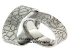 <p>Bijzondere, witgouden trouwringen met schildpadpatroon. De ringen zijn 7 mm breed. De dames trouwring is bezet met 5 briljant geslepen diamanten. Schildpadden kunnen heel oud worden. Deze ringen staan symbool voor een zeer lange relatie, waarin jullie steeds meer naar elkaar toegroeien. Bijzondere ringen voor bijzondere mensen!</p> 8603-8604