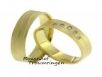 <p>Warme geelgouden ringen met swingende golving. De ringen zijn 5 mm breed. In de dames trouwring deinen 5 briljant geslepen diamanten, van in totaal 0,035 ct, op de golving mee.</p> 8619-8620