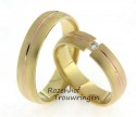 Vlammende trouwringen in twee kleuren van 5 mm breed. De prachtige kleurencombinatie van het warme geelgoud en het vlammend rode liefdespad maken van deze ring een zinderend geheel. De briljant geslepen diamant van 0,04 ct maakt de dames trouwring nog spannender.