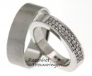 <p>Glamoureuze, witgouden trouwringen met fraaie matte finish. De dames trouwring is rijkelijk bezet met een veld van 28 briljant geslepen diamanten van in totaal 0,35 ct.</p> 9001-9002