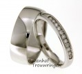 <p>Een schitterend stel witgouden trouwringen met hoogglans finish. De dames trouwring is 3 mm breed en is bezet met een rij van 11 prachtige, briljant geslepen diamanten van in totaal 0,15 ct.</p> 9003-9004