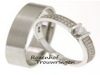 <p>De ongewone combinatie van de brede herenring van mat witgoud en de smallere witgouden dames ring bezet met 37 briljant geslepen diamanten van in totaal 0,269 ct, maakt deze ringen bijzonder exclusief.</p> 9005-9006
