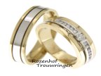 <p>Aparte, bicolor trouwringen van glanzend geelgoud en witgoud, van elkaar gescheiden door een dieper liggende lijn. In de dames trouwring zijn, verdeeld over twee witgouden kaders, 12 briljant geslepen diamanten geplaatst. Een grote briljant geslepen diamant is als stralende zon in het midden van de ring geplaatst. De briljanten zijn tezamen 0,25 ct.</p> 9007-9008