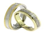 <p>Exclusieve trouwringen met sjieke uitstraling door het kleurgebruik en de plaatsing van 33 briljant geslepen diamanten van 0,228 ct in de dames trouwring. De ringen zijn vervaardigd uit witgoud en geelgoud en zijn 5,5 mm breed.</p> 9011-8352