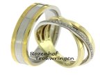 Nieuw, deze trouwringenset komt uit de TWIST collectie van 2018! Willen jullie beiden totaal iets anders of hebben jullie niet dezelfde smaak? Dan ziet u nu een voorbeeld dat twee totaal verschillende ringen prachtig met elkaar kunnen matchen! De enige overeenkomst is dan ook de kleur, beiden zijn de ringen uitgevoerd in bicolor.
