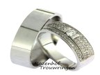 <p>Imposante, witgouden trouwringen bezaaid met diamanten. De herenring is strak en trendy. De dames trouwring is imposant door de schitterende zetting van 76 briljant geslepen diamanten van 0,004 ct en de grote briljant geslepen diamant van 0,10 ct die als leider in het midden van zijn schiterende onderdanen staat.</p> 9019-9020