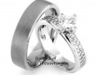 <p>Oogverblindende trouwringen van witgoud. De herenring is strak van vormgeving. De dames trouwring is vorstelijk bezaaid met diamanten.</p> 9027-9028