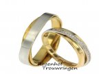 <p>Deze prachtige trouwringen zijn uitgevoerd in wit- en geelgoud. De herenring ring bestaat uit twee lagen die schuin over elkaar heen lopen. De damesring is belegd met wel 32 diamanten van iedere diamant 0,0025 ct. Deze diamanten zijn briljant geslepen. Deze trouwringen zijn leverbaar in 9, 14 en 18 karaat goud.</p> 9033-4522