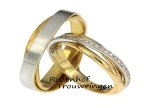 <p>Deze exclusieve trouwringen zijn uitgevoerd in wit- en geelgoud. In de damesring zijn maar liefst 30 sprankelende diamanten gezet van 0,22 ct. Deze diamanten bevinden zich rondom de gehele ring en zijn briljant geslepen. De herenring daarin tegen bestaat uit twee lagen die elkaar schuin overbruggen, voor de rest is de herenring neutraal. Deze ringen zijn leverbaar in 9, 14 en 18 karaat goud.</p> 9035-4522