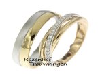 Nieuw, deze mooie set maakt deel uit van de TWIST collectie uit 2018!Deze exclusieve trouwringen zijn uitgevoerd in wit- en geelgoud. In de damesring zijn maar liefst 30 sprankelende diamanten gezet van 0,22 ct. Deze stralende diamanten bevinden zich rondom de gehele ring en zijn briljant geslepen. De herenring bestaat ook uit het mooie wit- en geelgoud. Witgoud is hierbij gematteerd en het geelgoud is gepolijst. Al met al een erg mooi duo, net als julie!