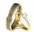 Deze trouwringen zijn samengesteld en uitgevoerd in geelgoud. De solitaire damesring heeft een prachtige, opvallende diamant van 0,25 ct. De herenring is juist tegenovergesteld, namelijk neutraal en rustig en heeft een breedte van 5 mm. Deze trouwringen zijn leverbaar in 9, 14 en 18 karaat goud.