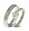 Deze trouwringen zijn vervaardigd uit witgoud en zijn beide verschillend afgewerkt. De ring voor hem is gematteerd en de solitaire trouwing voor de bruid is gepolijst en beschikt over een schitterende diamant, deze is briljant geslepen.