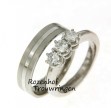 Schitterende trouwringenset met veel variatie! En die variatie die bevindt zich tussen de ring voor hem en de ring voor haar. Bij de bruidegom heeft de trouwring een strakke stijl met belijning en de bruid heeft een bolle trouwring met schitterende diamanten.