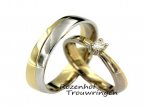In dit prachtige setje trouwringen worden banen van wit- en geelgoud afgewisseld. De ringen zijn geheel glanzend en dus een echte blikkenvanger! Vooral de reusachtige diamant in het damesmodel zorgt voor veel aandacht. Deze prachtige trouwringen zijn leverbaar in 9, 14 en 18 karaat goud en laten de liefde spreken!