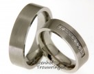 <p>Trendy trouwringen van mat witgoud. Wat opvalt aan deze trouwringen is de strakke vormgeving. In de dames trouwring zijn 10 briljant geslepen diamanten verzonken in de ring gezet.</p> 9455-9456