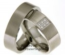 <p>Tijdloze witgouden trouwringen van mat witgoud. In de dames trouwring is een veld van 6 briljant geslepen diamanten als blinkende blikvanger in de ring gezet.</p> 9457-9458
