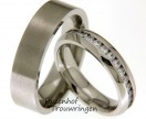 Een opvallende combinatie vormen deze twee witgouden trouwringen. De stoere, brede witgouden ring met matte finish en de verfijnde hoogglanzende dames trouwring rondom bezet met briljant geslepen diamanten vormen een apart paar, maar toch passen ze uitstekend bij elkaar.