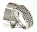 Strakke chiqueheid in witgoud met een veld van schitterende diamanten. De witgouden trouwringen zijn strak van vormgeving en hebben een hoogglans finish. De dames trouwring is bezet met een veld van 51 briljant geslepen diamanten.