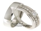 Majestueuze trouwringen van witgoud. De majestueuze dames trouwring is het meest opvallend bij dit witgouden paar. In de hoogglanzende ring is als middelpunt een prachtige briljant geslepen diamant van 0,25 ct gezet met aan elke kant 7 kleinere briljant geslepen diamanten. De bolle herenring is hoogglanzend.