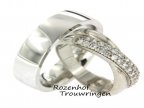 Nieuw, deze trouwringenset komt uit de TWIST collectie van 2018!Magnifieke trouwringen van witgoud. De exclusieve dames trouwring bestaat uit twee gekruiste banen, waarvan de bovenste baan vol schitterende diamanten is gezet.
