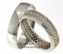 Exclusieve trouwringen van witgoud met een klassieke uitstraling. De herenring is vervaardigd uit witgoud met een hoogglans afwerking. De classy dames trouwring is rondom bezet met een waterval van 96 fonkelende, briljant geslepen diamanten van in totaal 0,96 ct.